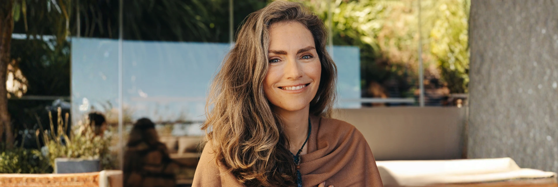 europai no, termeszetes kornyezetben, mosolyog