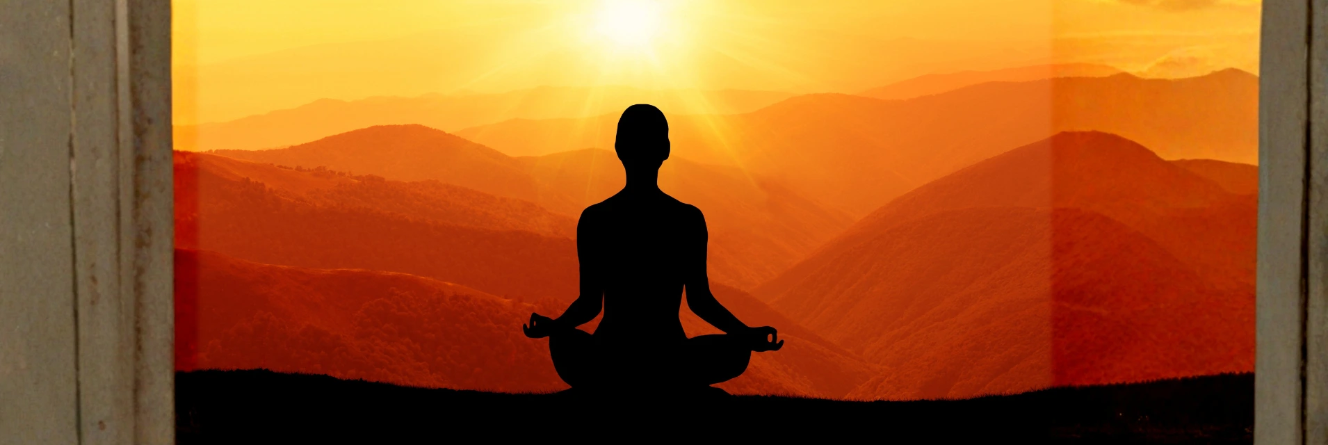 Lemenő nap fényében egy emberi alak ül, aki meditál