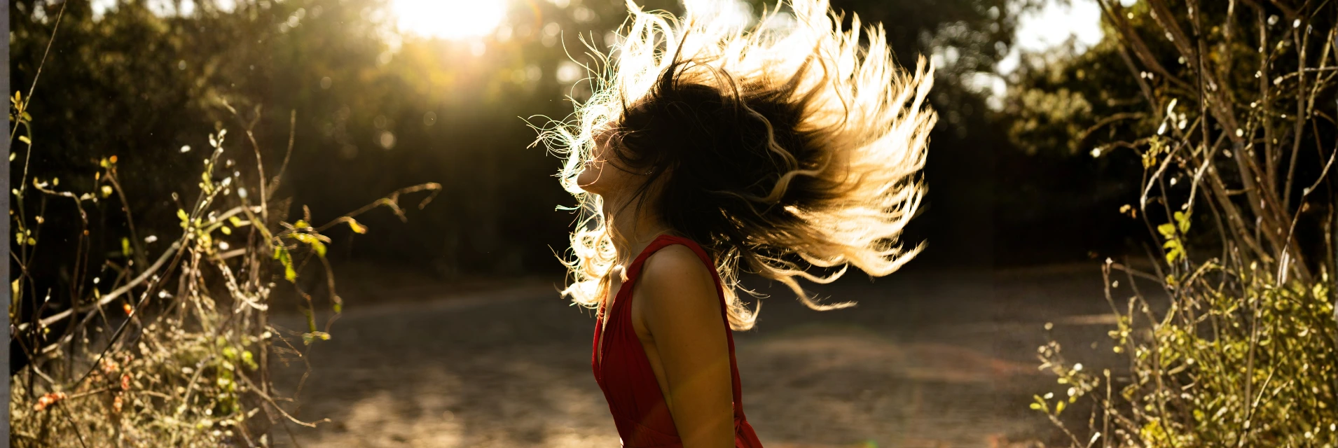 Vidám nő a természetben élvezi a szép haját