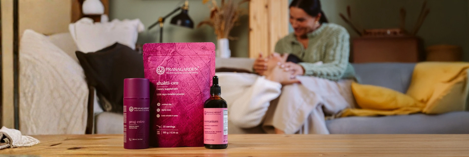 Anya és lánya gyengéden egymás karjaiban, előttük Pranagarden készítmények 