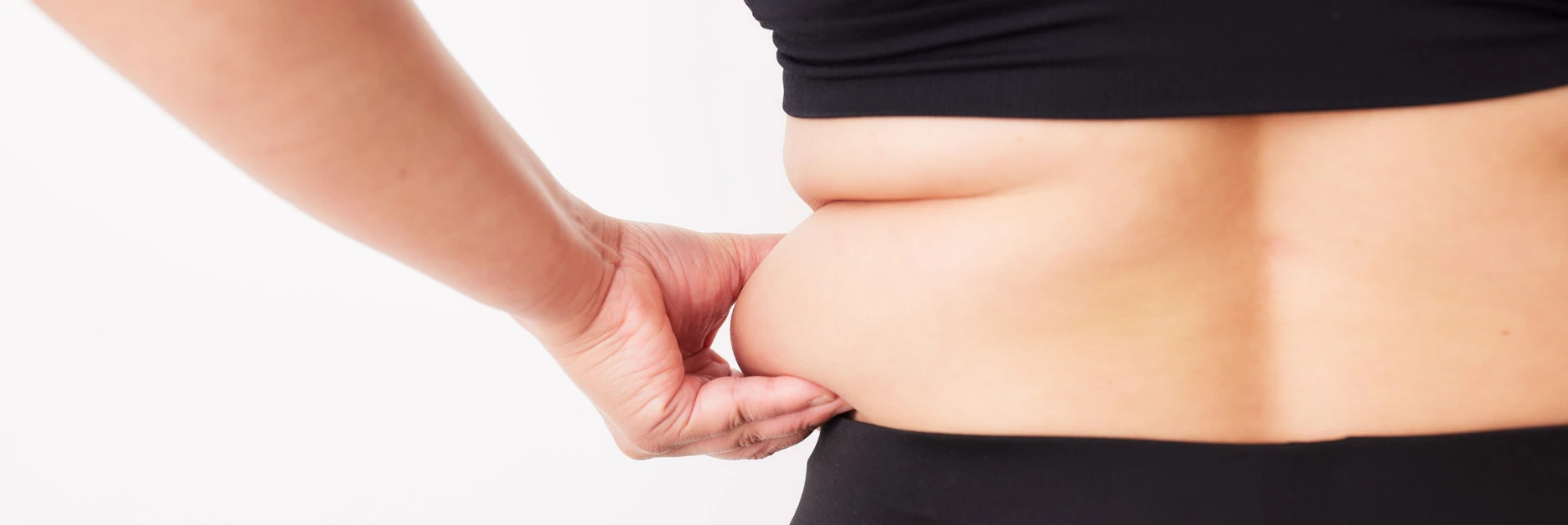 Európai fehér nő hasi zsírral küzd