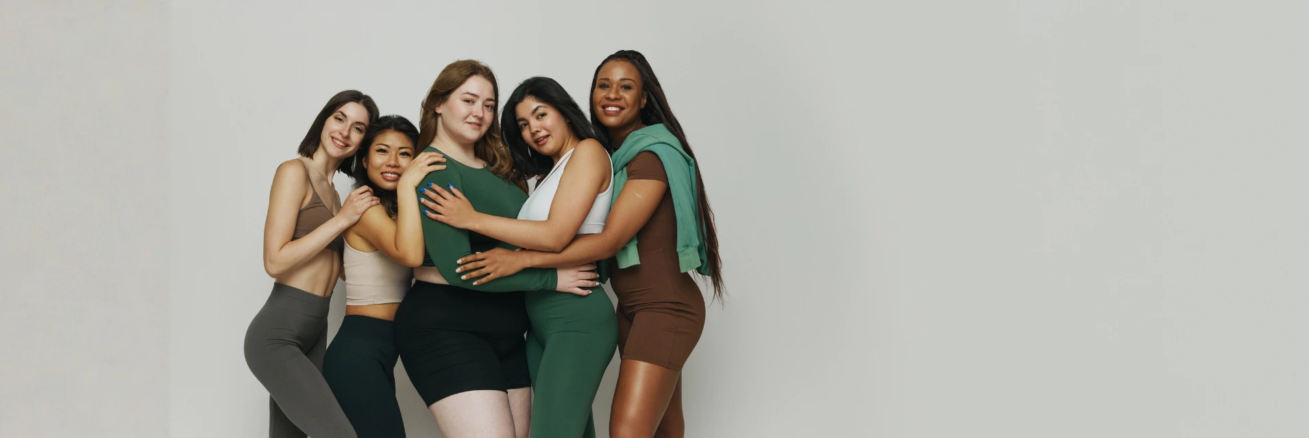 Különböző nemzetiségű nők együtt vannak. 