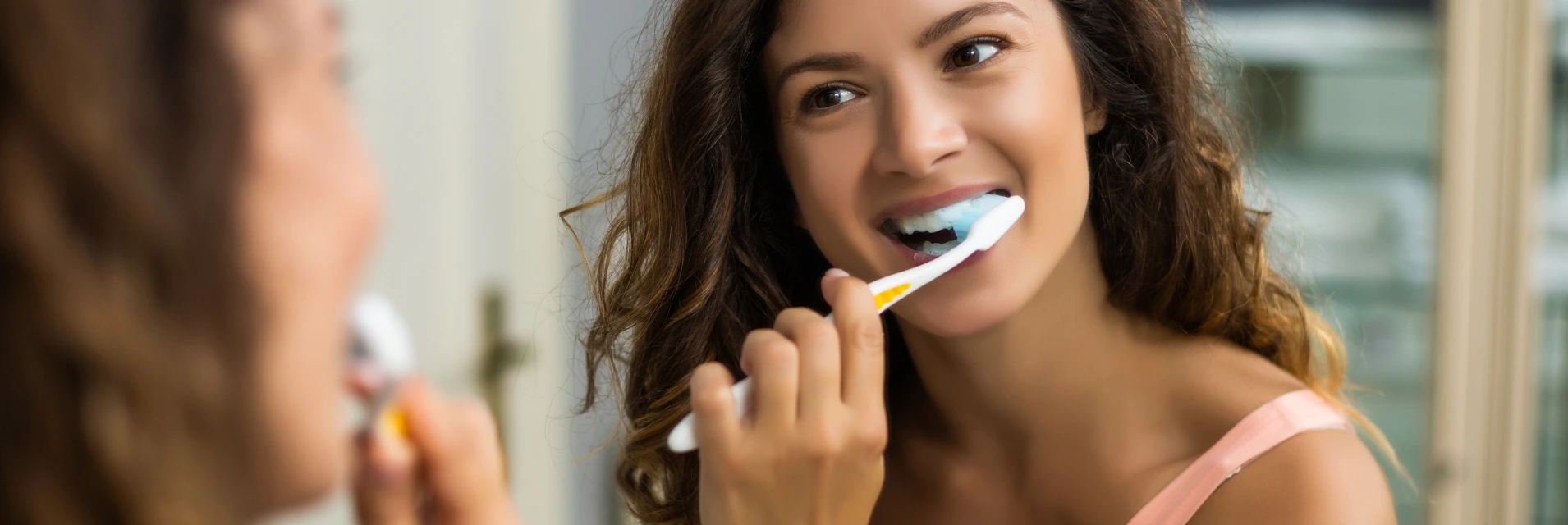 Európai nő reggeli, ayurvédikus szájápolása