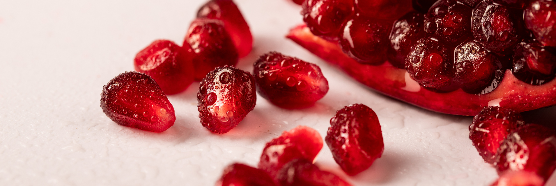 Közeli kép a gránátalma magokról