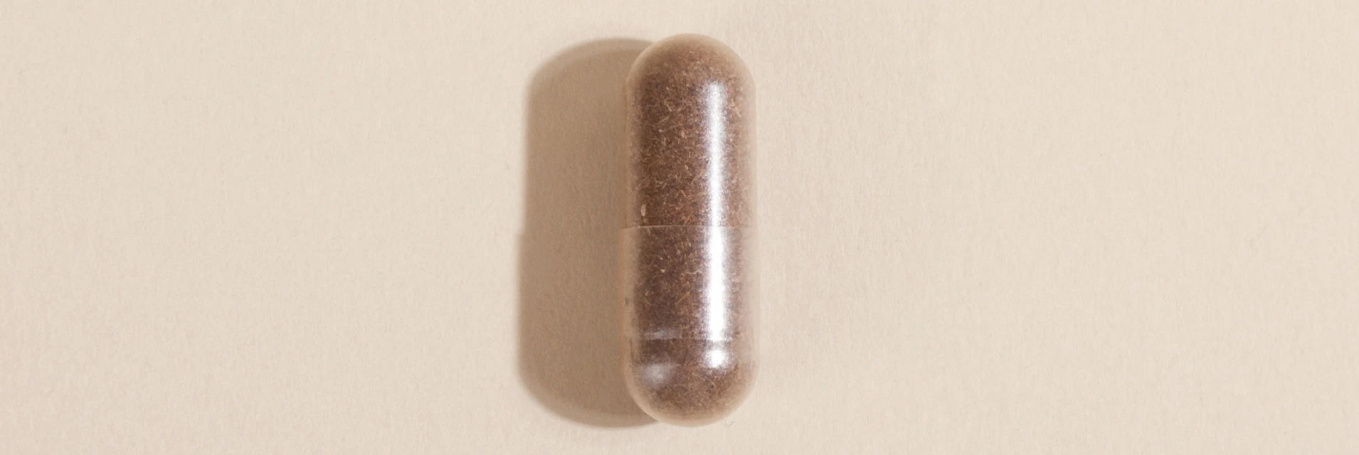 Közeli kép Shilajit kapszuláról.