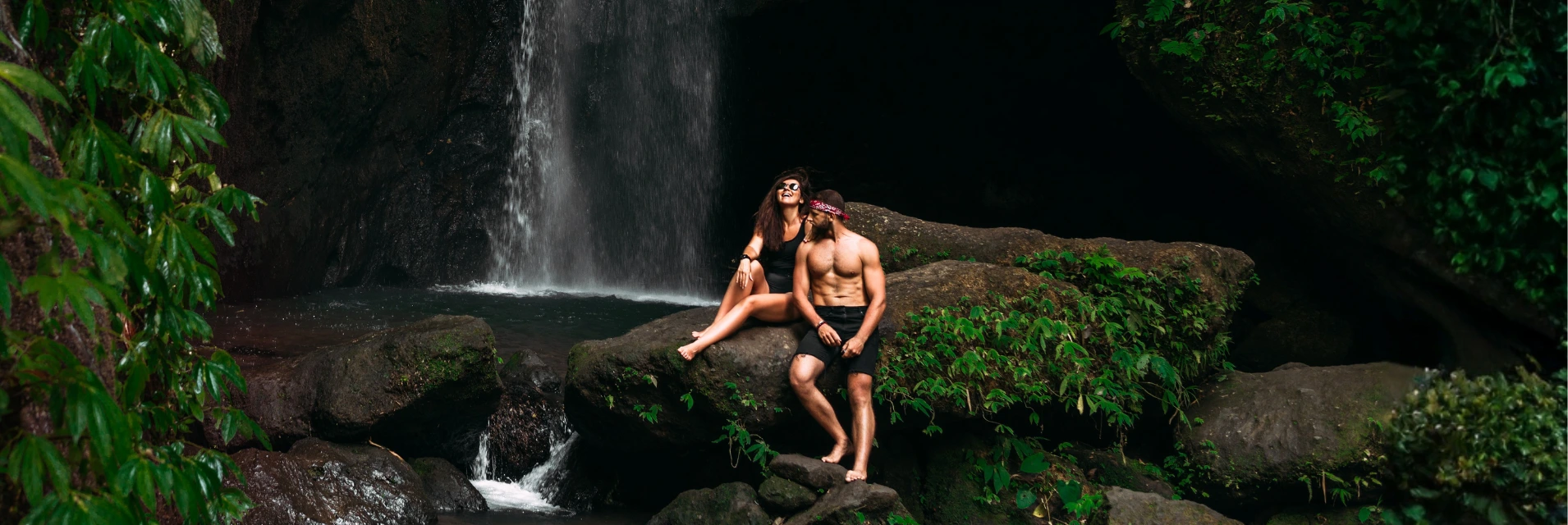 Energikus, fiatal pár, sugallva a Shilajit erejét, a sziklás térségen. Természetes erő és vitalitás.