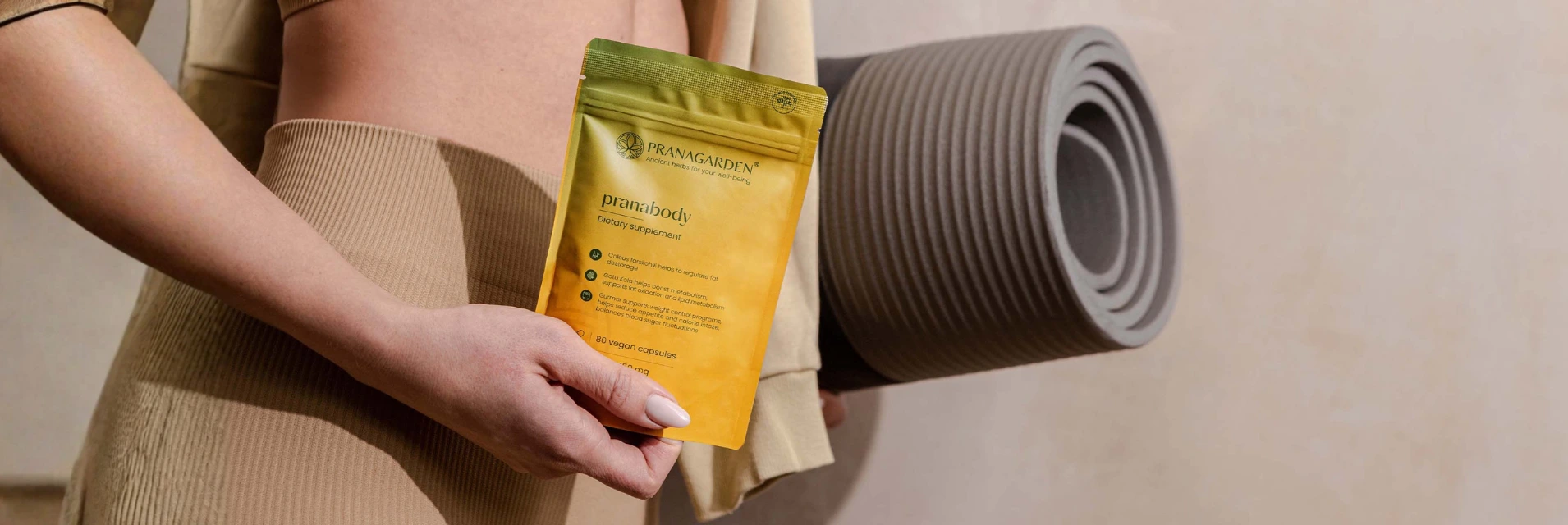 Pranabody készítmény egy modern nő kezében fitness környezetben