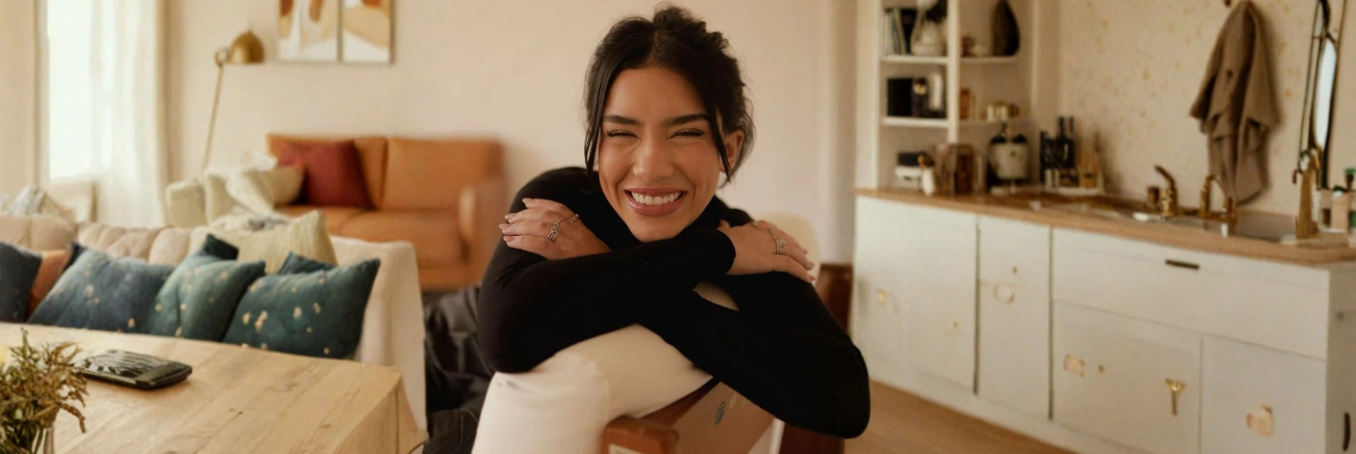 Vidám nő otthoni környezetben