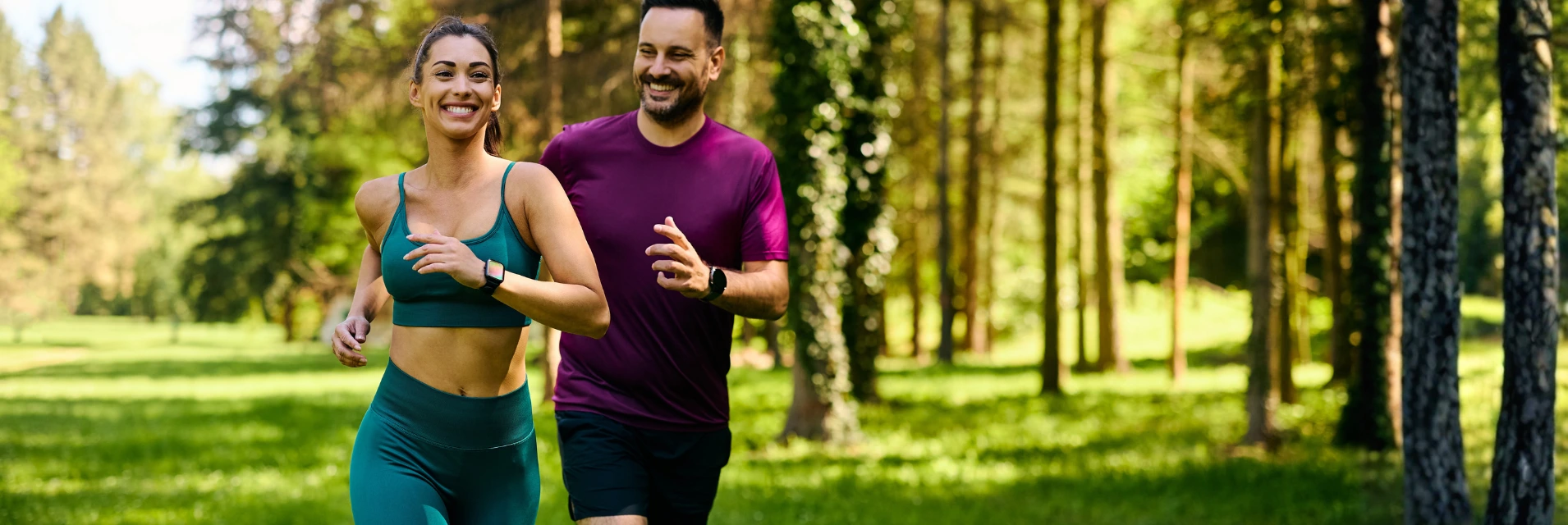 Fitt emberek a természetben tornásznak. 