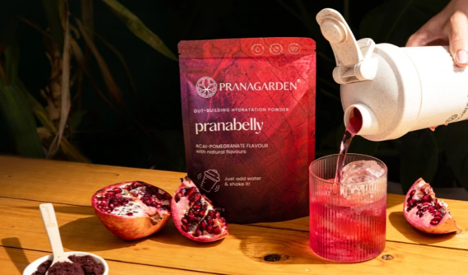 Pranagarden Pranabelly vízitalpor gránátlamával, konyhai környezetben