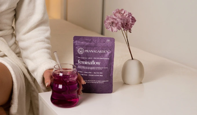 Európai nő köntösben Feminaflow italát fogja