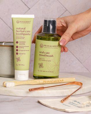   Természetes fluoridmentes szájápolási rituálé nyelvkaparóval 